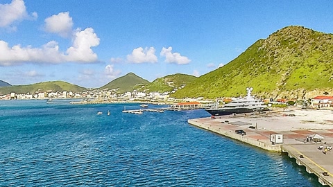 Cruise ships in a tropical lagoon — Stillmotion