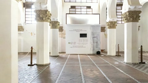 Arched entrance hall with columns — Stillmotion