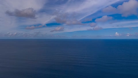 Cloudy ocean with turquoise reef — Stillmotion