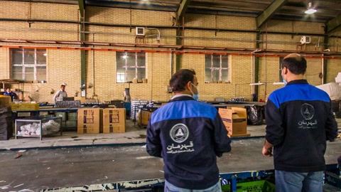 Workers at industrial assembly line — Stillmotion