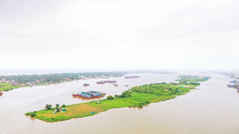 Natural river market under cloudy skies — Stillmotion