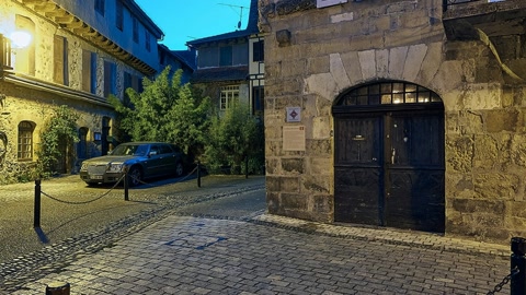 Cobblestone courtyard at night — Stillmotion