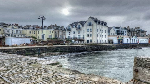 Seaside promenade with cloudy skies — Stillmotion