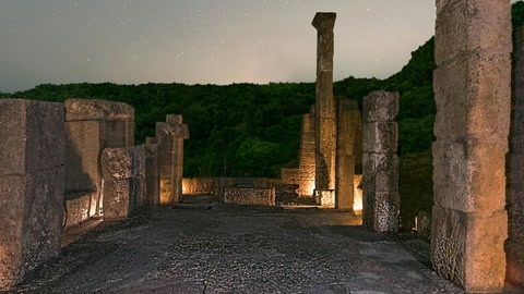 Night ruins among stone columns — Stillmotion