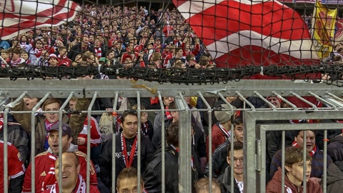 Crowded football stadium with fans and flags — Stillmotion
