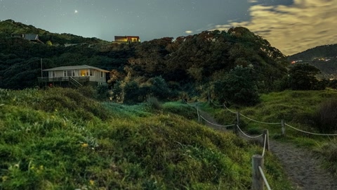 Starry night over grassy hills — Stillmotion