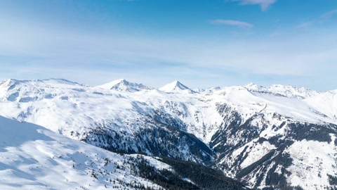 Snowy mountain ridge and peaks — Stillmotion