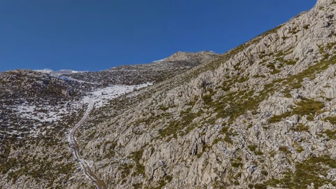 Snowy mountain ridge under blue sky — Stillmotion