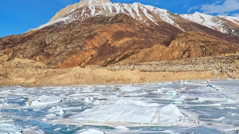 Glacier ice field and mountain peaks — Stillmotion
