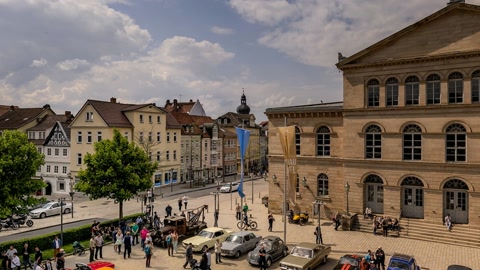 Historic plaza with classic cars — Stillmotion