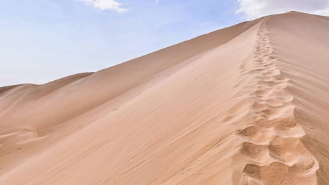 Sand dunes over desert oasis — Stillmotion