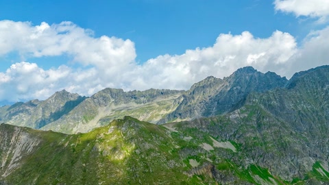 Mountain valley under clouds — Stillmotion