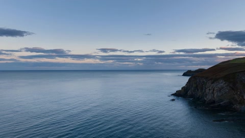 Cliff coast under cloudy skies — Stillmotion