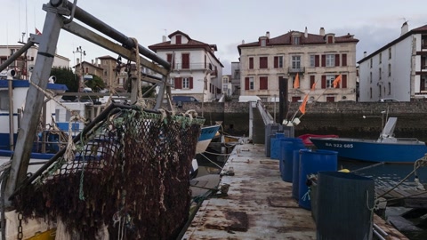 Fishing boats in a harbor — Stillmotion