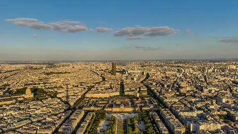 Dense city with river and bridges — Stillmotion