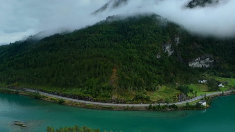 Cloudy mountain lake with misty valleys — Stillmotion