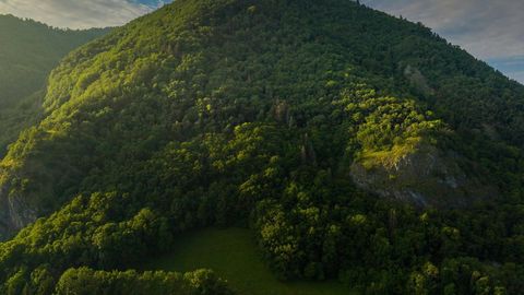 Mountain valley with villages and fields — Stillmotion