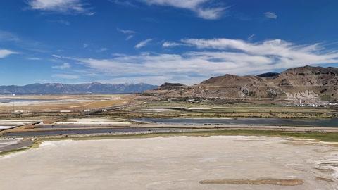 Salt lake shoreline and mountains — Stillmotion