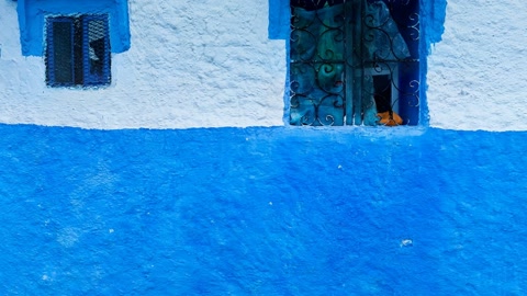 Narrow blue alley in medina — Stillmotion