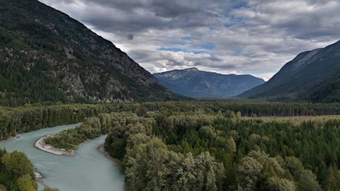 Mountain valley under cloudy skies — Stillmotion