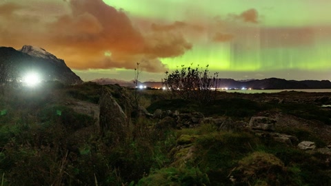Northern lights over rocky shoreline — Stillmotion