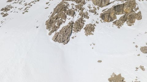 Snow-covered mountain peaks and ridges — Stillmotion