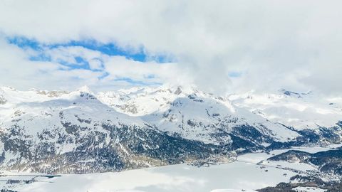Snow-covered mountain range — Stillmotion