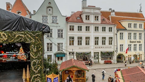 Christmas market in historic town square — Stillmotion