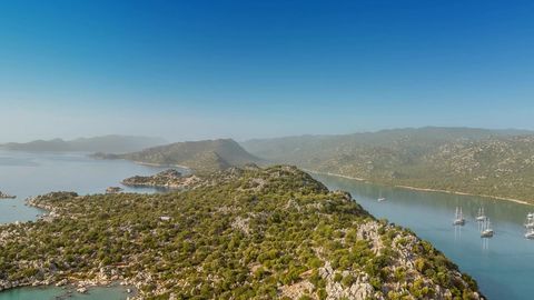 Island lagoon with anchored boats — Stillmotion