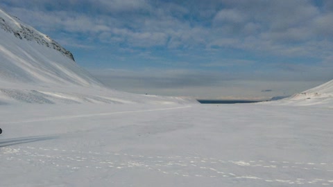 Snow-covered mountain valley — Stillmotion