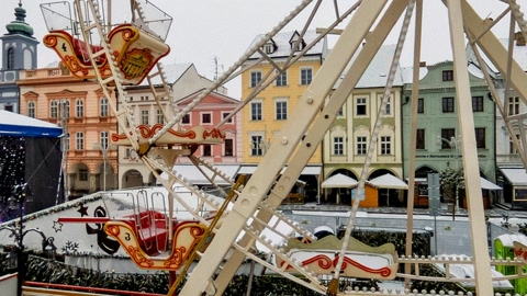 Snowy amusement park with Ferris wheel — Stillmotion