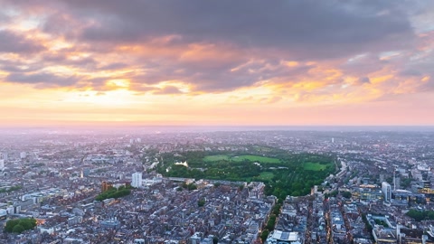 Cityscape at sunset under cloudy skies — Stillmotion