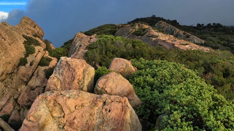 Rocky hills under cloudy skies — Stillmotion