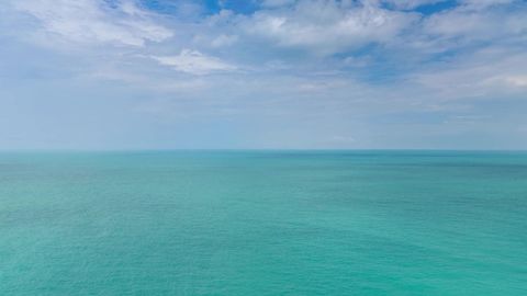 Turquoise lagoon and rocky coastline — Stillmotion