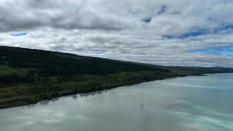 Cloudy mountain lake and river landscape — Stillmotion