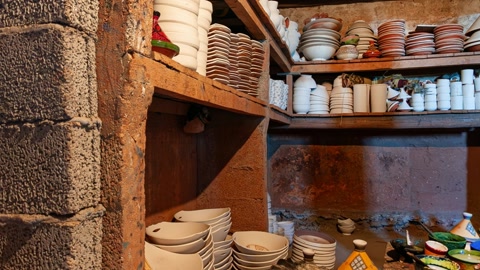 Pottery shop in narrow market alley — Stillmotion