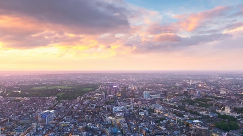 City skyline under cloudy sunset — Stillmotion