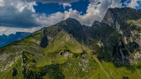 Mountain valley under dramatic clouds — Stillmotion