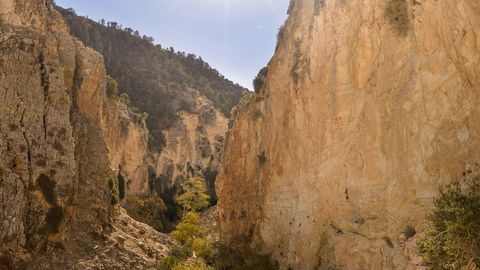 Rocky canyon cliffs and slopes — Stillmotion