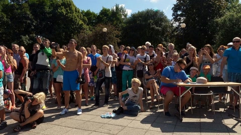 Crowd watches street workout competition — Stillmotion