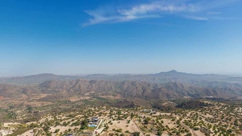 Mountain village in arid valley — Stillmotion