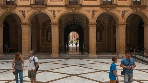 Historic courtyard with arched colonnades — Stillmotion