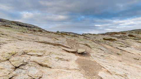 Rocky badlands under cloudy skies — Stillmotion