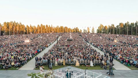 Crowded amphitheater ceremony in daylight — Stillmotion