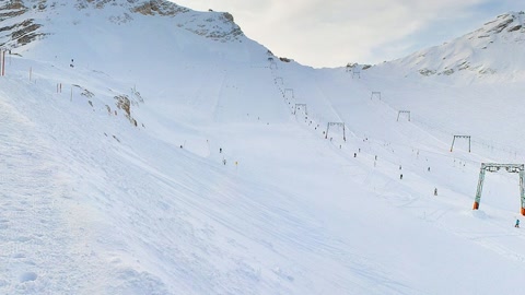 Snowy ski slope and mountain lift — Stillmotion