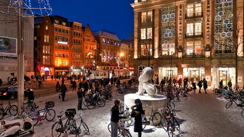 Snowy night plaza with holiday lights — Stillmotion
