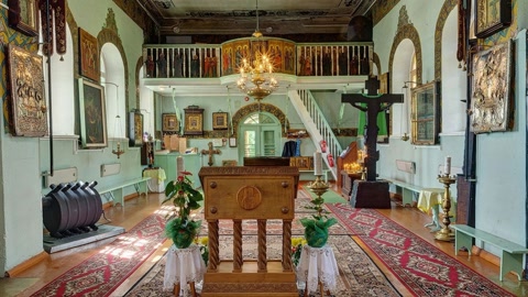 Ornate church interior with iconostasis — Stillmotion