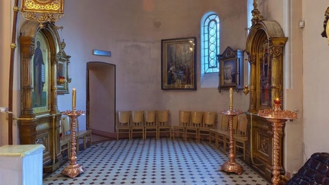 Orthodox church interior with ornate iconostasis — Stillmotion
