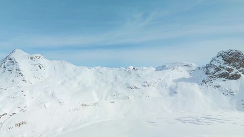 Snow-covered mountain range — Stillmotion