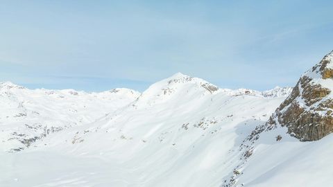 Snowy mountain peaks and slopes — Stillmotion